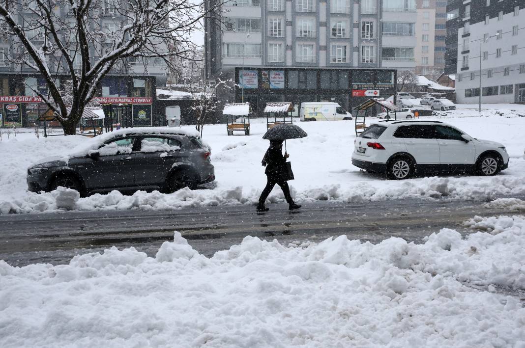 Bitlis ve Bingöl'de eğitime kar engeli 9